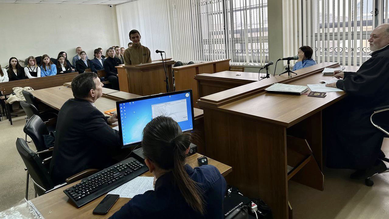Центральный районный суд Тюмени посетили учащиеся 10 «в» класса МАОУ СОШ № 94 г. Тюмени 