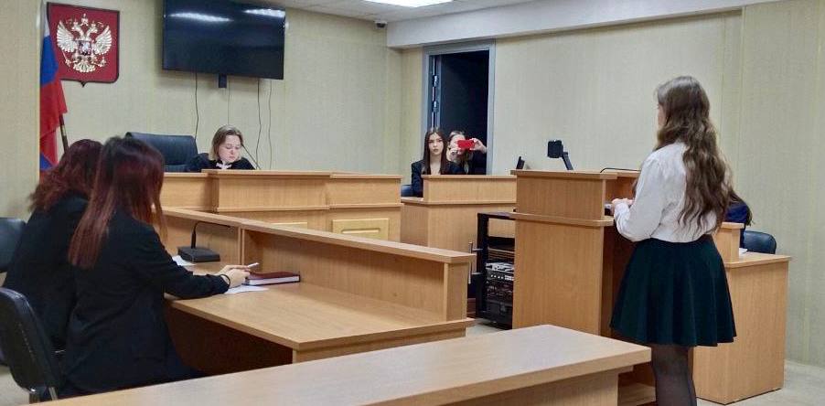 В Ленинском районном суде Тюмени состоялась деловая игра «Встать! Суд идет!».